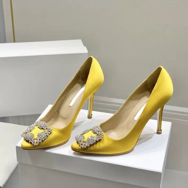 luxury brands women sandals pumps high heels blahniks hangisi silk stain 105mm jewel buckle pumps blue black red 35-43 with originals box
luxury brands women sandals pumps high heels blahniks hangisi silk stain 105mm jewel buckle pumps blue black red 35-43 with originals box