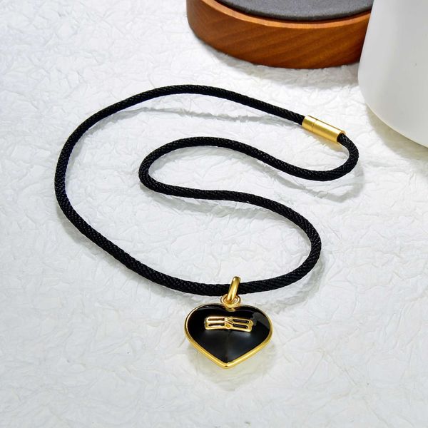 2023 designer family b's same black love necklace heart shaped drop glaze letter sweet cool small design net red new earrings
2023 designer family b's same black love necklace heart shaped drop glaze letter sweet cool small design net red new earrings