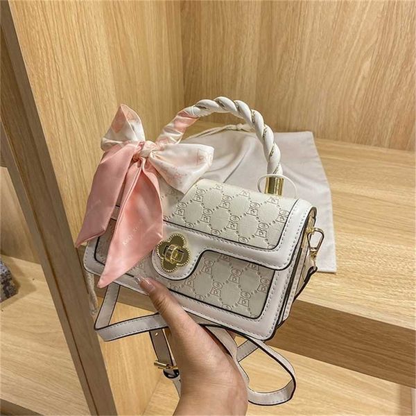 2023 designer bag handbag pearl bear embossed bow tide comfortable belt single solid color messenger
2023 designer bag handbag pearl bear embossed bow tide comfortable belt single solid color messenger