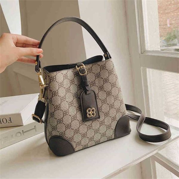 2023 designer bag bag bucket 2023 autumn new versatile messenger women's large capacity single shoulder handbag trend
2023 designer bag bag bucket 2023 autumn new versatile messenger women's large capacity single shoulder handbag trend