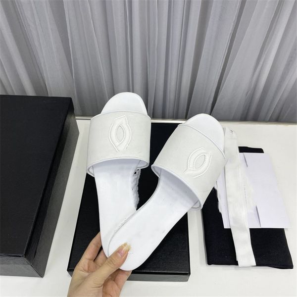 fashion slippers 2023 channel luxury design summer men and women flat shoes thick sole leather rubber letter logo casual cartoon slippers 05, Black
fashion slippers 2023 channel luxury design summer men and women flat shoes thick sole leather rubber letter logo casual cartoon slippers 05, Black