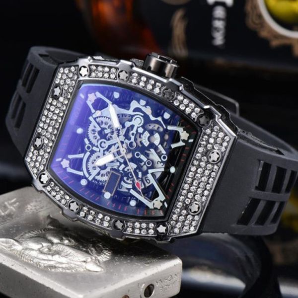 2022 3pins luxury watch new men's diamond quartz stainless steel case watch black rubber 01 0, Slivery;brown
2022 3pins luxury watch new men's diamond quartz stainless steel case watch black rubber 01 0, Slivery;brown