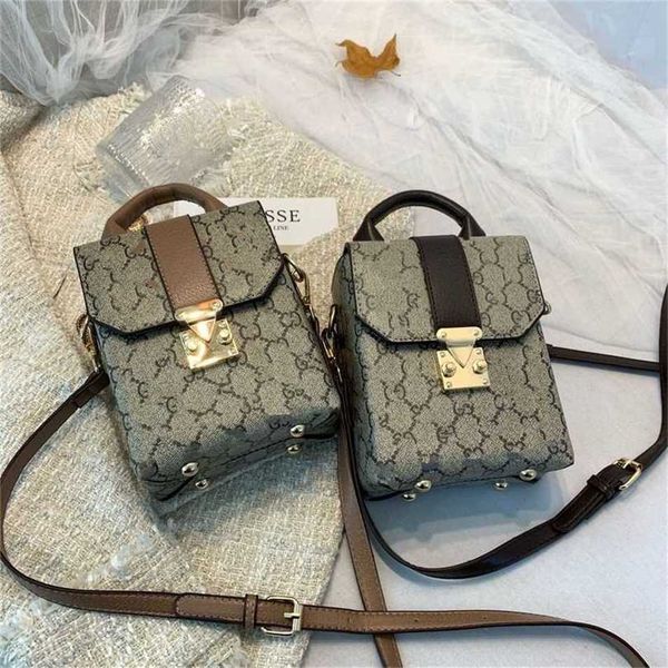 2023 designer bag handbag foreign old flower small messenger mobile phone vertical style temperament simple female
2023 designer bag handbag foreign old flower small messenger mobile phone vertical style temperament simple female