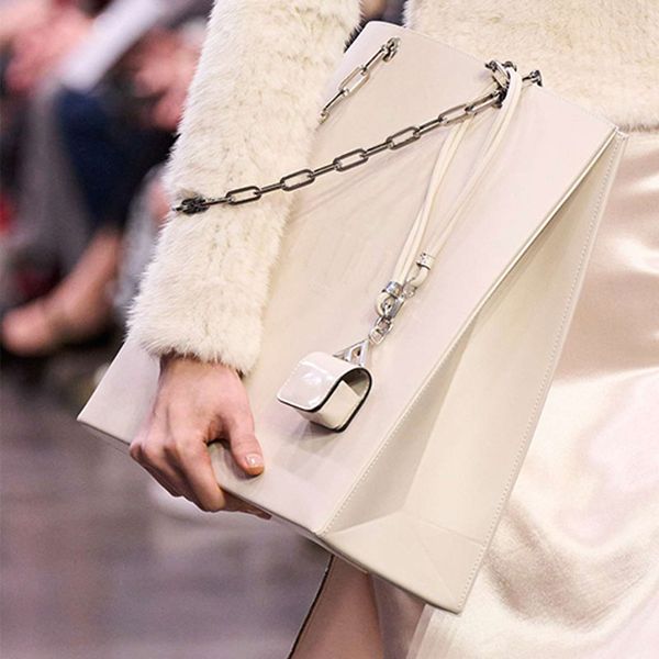 large capacity shopping bag women clutch chain tote bags cowhide genuine leather silver hardware chain fashion letter lady shoulder crossbod
large capacity shopping bag women clutch chain tote bags cowhide genuine leather silver hardware chain fashion letter lady shoulder crossbod