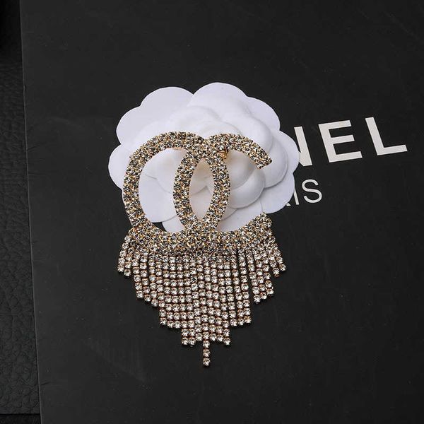 2023 designer new fringe letter small fragrant breeze brooch simple a diamond pin wedding coat dress hat hahan accessories, Silver
2023 designer new fringe letter small fragrant breeze brooch simple a diamond pin wedding coat dress hat hahan accessories, Silver