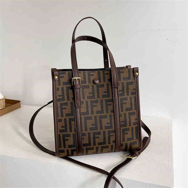 2023 designer bag fashion printed winter single shoulder classic trend hand business bag
2023 designer bag fashion printed winter single shoulder classic trend hand business bag