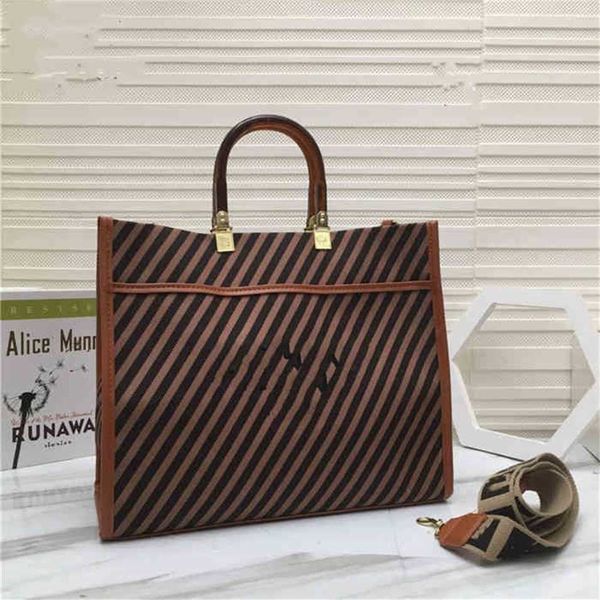 2023 designer bag handbag messenger high-capacity single old flower portable tote brown2lyn
2023 designer bag handbag messenger high-capacity single old flower portable tote brown2lyn