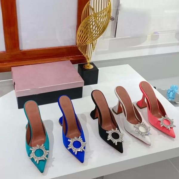 2023amina muaddi awge slippers bow crystal embellished rhinestone mules spool heels sandals women summer luxury designers shoes sandal facto, Black
2023amina muaddi awge slippers bow crystal embellished rhinestone mules spool heels sandals women summer luxury designers shoes sandal facto, Black