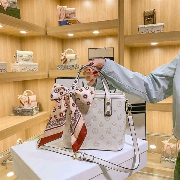 2023 designer bag handbag hands summer red portable single shoulder diagonal bag goods
2023 designer bag handbag hands summer red portable single shoulder diagonal bag goods