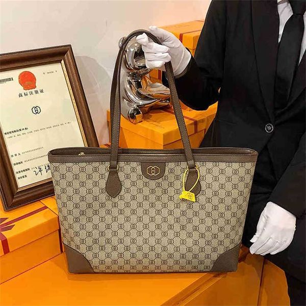 2023 designer bag 2023 new fashion capacity handbag messenger women's one shoulder large bag simple printing tote bag
2023 designer bag 2023 new fashion capacity handbag messenger women's one shoulder large bag simple printing tote bag