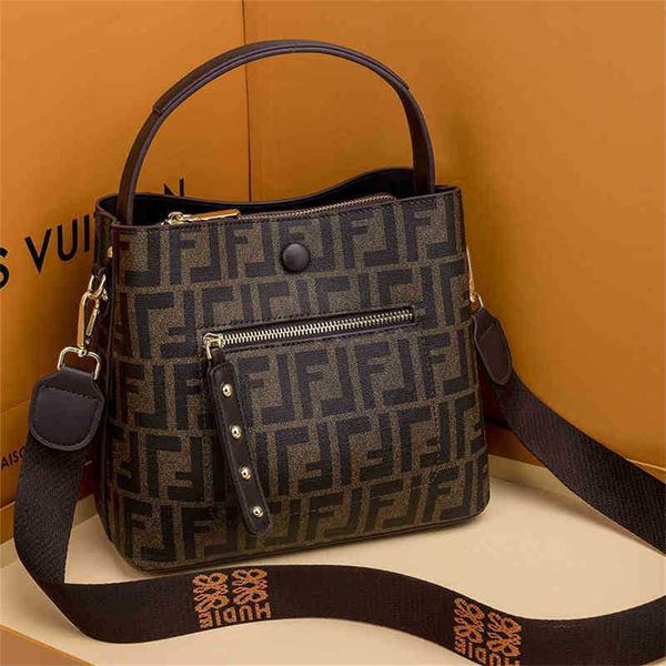2023 designer bag handbag bucket middle-aged mother large capacity portable women's single messenger n9sp
2023 designer bag handbag bucket middle-aged mother large capacity portable women's single messenger n9sp