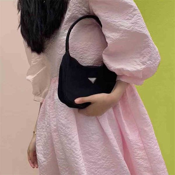 designer bag 2023 new kendou same tide flowing cloth nylon underarm method stick single shoulder
designer bag 2023 new kendou same tide flowing cloth nylon underarm method stick single shoulder