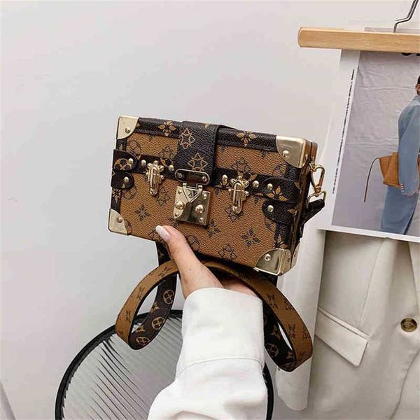 2023 designer bag fashion retro simple lock printed messenger ins single shoulder women's small square bag
2023 designer bag fashion retro simple lock printed messenger ins single shoulder women's small square bag