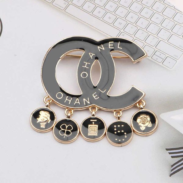 2023 designer new korean version small fragrance letter clip black classic oil dripping fashion double-c tassel pendant clothing brooch, Silver
2023 designer new korean version small fragrance letter clip black classic oil dripping fashion double-c tassel pendant clothing brooch, Silver