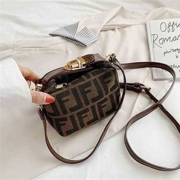 2023 designer bag net red lunch middle ancient method old flower underarm single shoulder versatile fashion stick bag
2023 designer bag net red lunch middle ancient method old flower underarm single shoulder versatile fashion stick bag