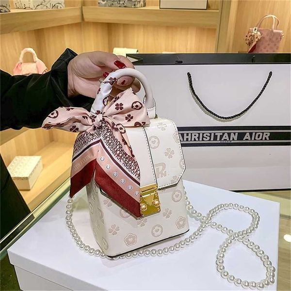 2023 designer bag handbag mobile phone foreign style printed pearl chain lipstick mini single diagonal small
2023 designer bag handbag mobile phone foreign style printed pearl chain lipstick mini single diagonal small