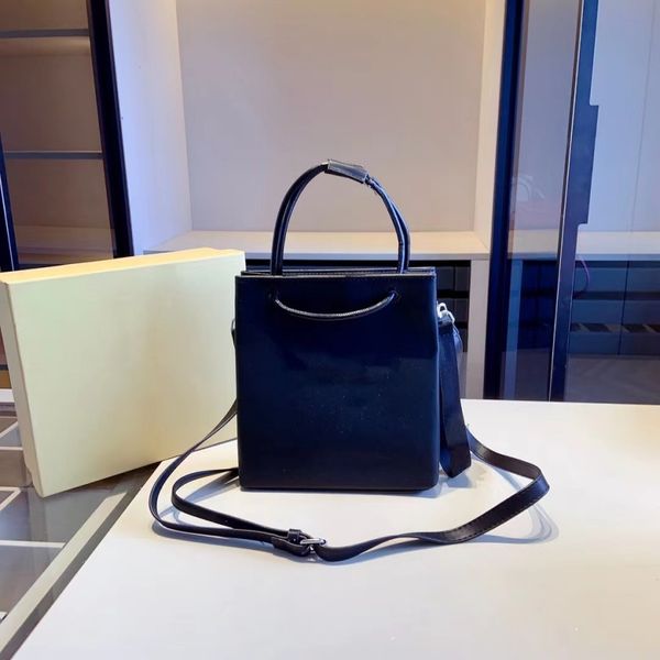 designer bag new small shopping bag fashion all-in-one handbag large capacity commuter hand crossbody bag
designer bag new small shopping bag fashion all-in-one handbag large capacity commuter hand crossbody bag