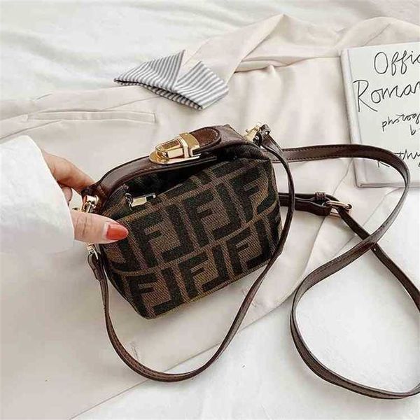 designer bag net red lunch middle ancient method old flower underarm single shoulder versatile fashion stick bag
designer bag net red lunch middle ancient method old flower underarm single shoulder versatile fashion stick bag