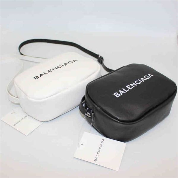 2023 designer bag wind black and white printed digital camera women's fashion messenger single shoulder locomotive bag
2023 designer bag wind black and white printed digital camera women's fashion messenger single shoulder locomotive bag