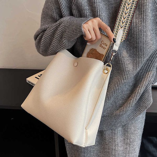 women's bucket bag leather shoulder bag luxury designer wide strap ladies crossbody bag for female fashion tote handbag 230308
women's bucket bag leather shoulder bag luxury designer wide strap ladies crossbody bag for female fashion tote handbag 230308