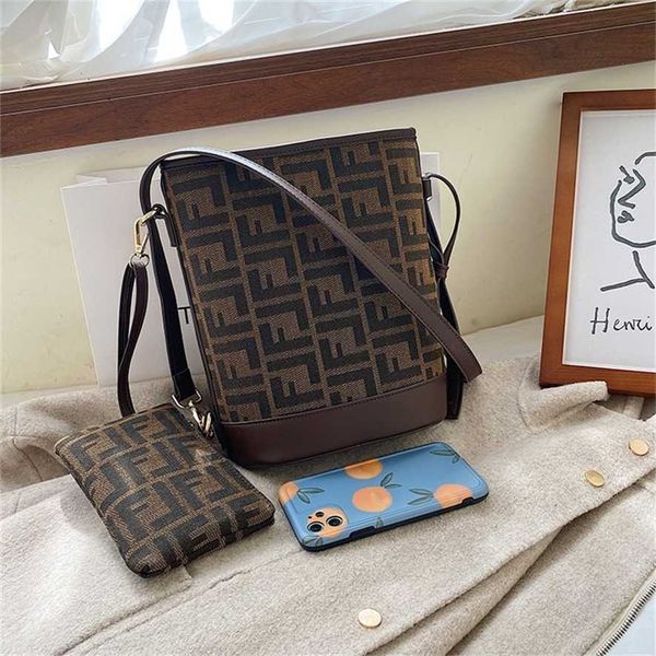 2023 designer bag handbag print hand embroidery bucket simple style versatile mother and son
2023 designer bag handbag print hand embroidery bucket simple style versatile mother and son