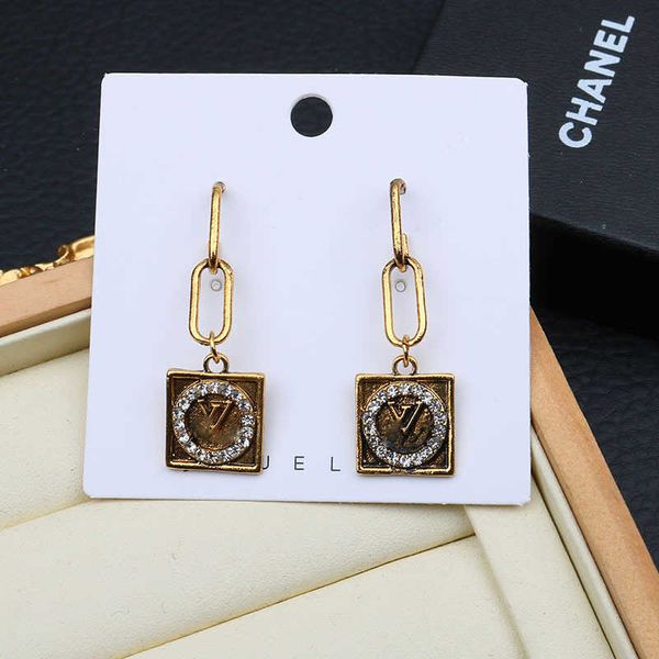 2023 designer new personalized v family new geometric hollow fashion line inlaid with diamond acrylic earrings women's jewelry, Silver
2023 designer new personalized v family new geometric hollow fashion line inlaid with diamond acrylic earrings women's jewelry, Silver