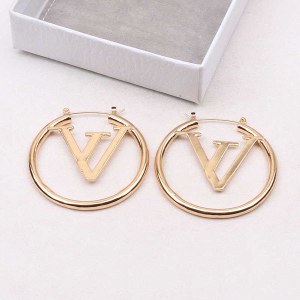 2023 designer new v family 2021 new fashion simple letter hollow earrings personality design large earrings jewelry, Golden
2023 designer new v family 2021 new fashion simple letter hollow earrings personality design large earrings jewelry, Golden