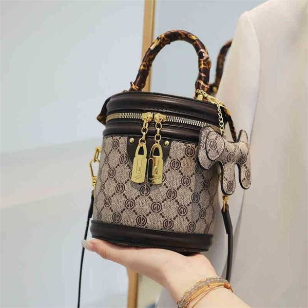 designer bag printed women's 2023 new fashion old flower bucket bag net red single shoulder messenger bag
designer bag printed women's 2023 new fashion old flower bucket bag net red single shoulder messenger bag