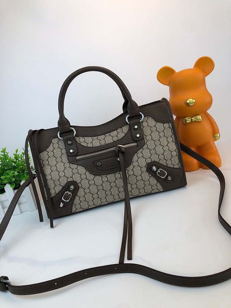 women's bag designer's bag 2023 new fashion atmosphere simple versatile one shoulder crossbody bag handbag tote bag large capacity
women's bag designer's bag 2023 new fashion atmosphere simple versatile one shoulder crossbody bag handbag tote bag large capacity