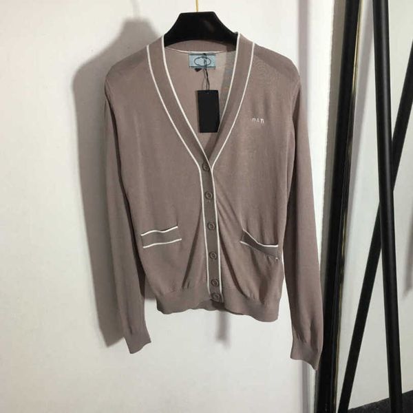 23ss designer knit long sleeve womens knits shirt women brand chest logo letter v-neck long sleeve knitted cardigan womens clothes a1, White
23ss designer knit long sleeve womens knits shirt women brand chest logo letter v-neck long sleeve knitted cardigan womens clothes a1, White
