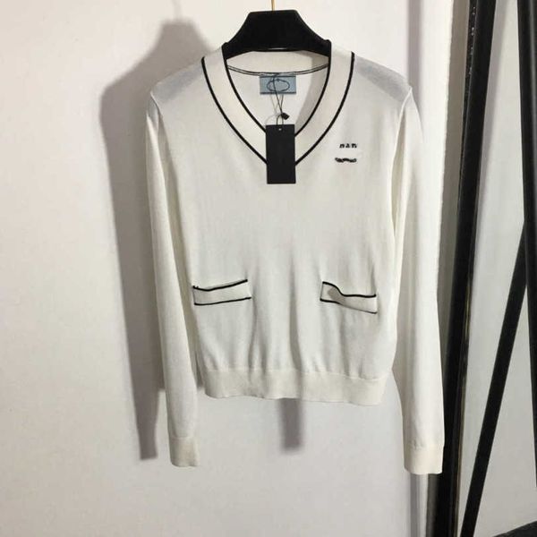 23ss women's knits shirt designer knit long sleeve women brand chest logo letter v-neck long sleeved sweater womens clothes a1, White
23ss women's knits shirt designer knit long sleeve women brand chest logo letter v-neck long sleeved sweater womens clothes a1, White