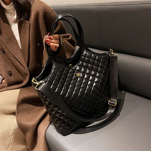 large capacity winter fashion design quilted bag shoulder bag new solid handbags tote bags for women fashion handle bag
large capacity winter fashion design quilted bag shoulder bag new solid handbags tote bags for women fashion handle bag