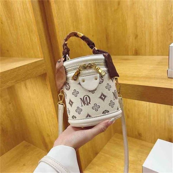 2023 designer bag super low silk old flower spring style texture niche bucket bag popular silk scarf fashion pendant
2023 designer bag super low silk old flower spring style texture niche bucket bag popular silk scarf fashion pendant