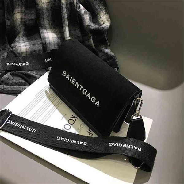 2023 designer bag women's new fashion simple small square bag leather broadband single shoulder messenger bag
2023 designer bag women's new fashion simple small square bag leather broadband single shoulder messenger bag