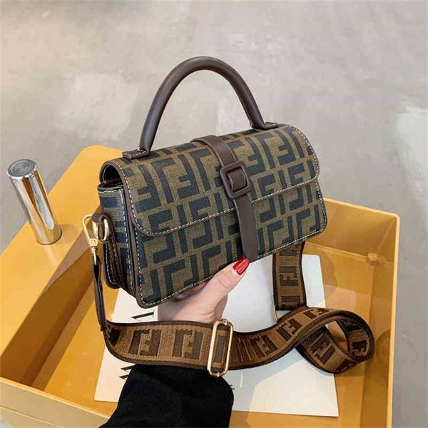2023 designer bag handbag style contrast color old flower flip portable one shoulder diagonal cross trend bag
2023 designer bag handbag style contrast color old flower flip portable one shoulder diagonal cross trend bag