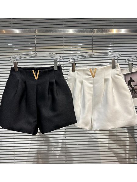 women's shorts high street fashion runway 2023 designer short's metal waist button casual wide leg 230329, White;black
women's shorts high street fashion runway 2023 designer short's metal waist button casual wide leg 230329, White;black