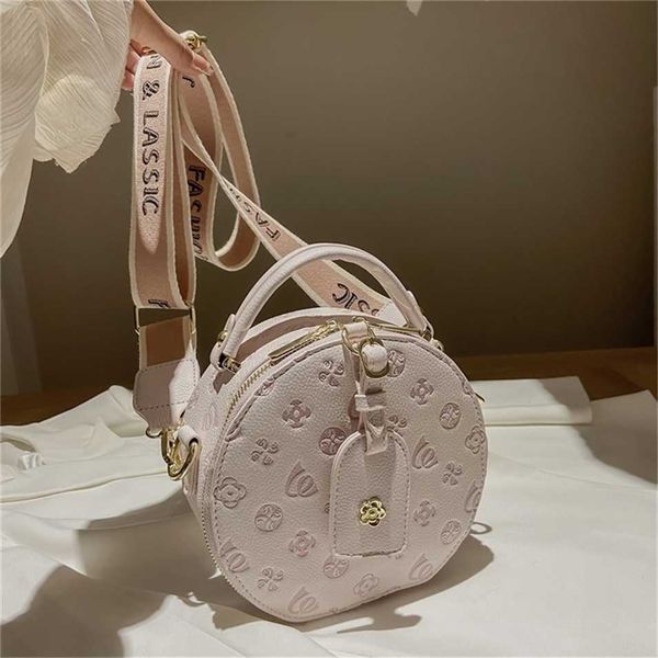 2023 designer bag handbag female spring trend net red single messenger portable round cake
2023 designer bag handbag female spring trend net red single messenger portable round cake