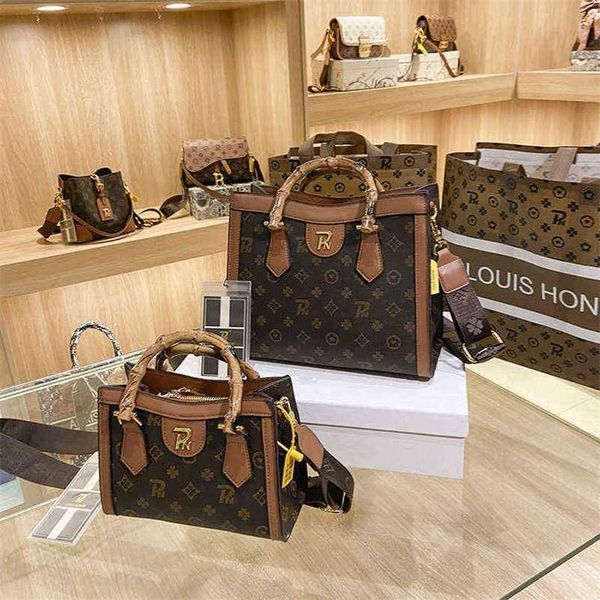 designer bag 2023 new lightweight luxury women's fashionable and large capacity messenger tote bags
designer bag 2023 new lightweight luxury women's fashionable and large capacity messenger tote bags