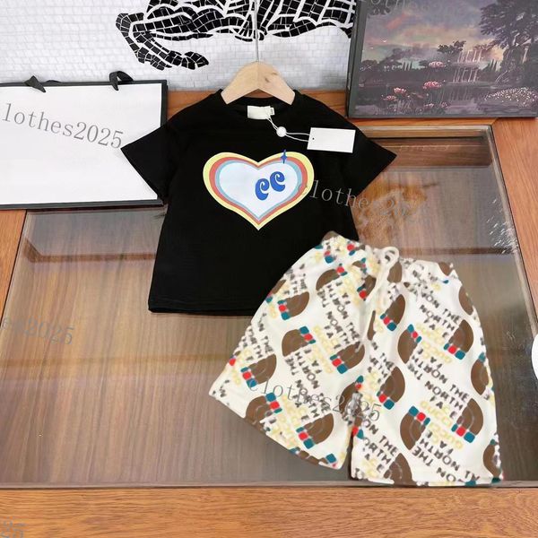new luxury designer clothing sets kids t-shirt white black monogrammed shortst fashion british fashion brand summer childrens treasures boy
new luxury designer clothing sets kids t-shirt white black monogrammed shortst fashion british fashion brand summer childrens treasures boy