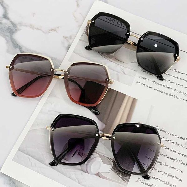 designer glasses new color sheet metal sunglasses women's and men's sunshade the same type of nondegree uv resistant, White;black
designer glasses new color sheet metal sunglasses women's and men's sunshade the same type of nondegree uv resistant, White;black