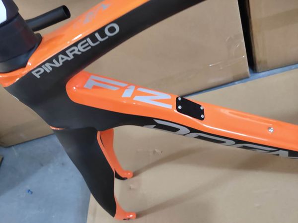 f12/10 v/disc brake carbon bike frame colorful road bike frameset with handlebar made in taiwan contact us for 50 usd off
f12/10 v/disc brake carbon bike frame colorful road bike frameset with handlebar made in taiwan contact us for 50 usd off