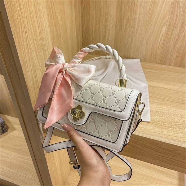 2023 designer bag handbag pearl bear embossed bow tide comfortable belt single solid color messenger
2023 designer bag handbag pearl bear embossed bow tide comfortable belt single solid color messenger
