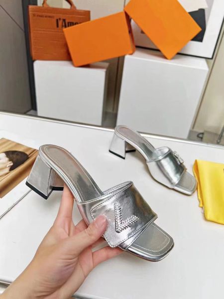 2023 designer luxury oran sandal women chain slides summer rubber big head slides fashion beach shoes flat slippers with box 35-42, Black
2023 designer luxury oran sandal women chain slides summer rubber big head slides fashion beach shoes flat slippers with box 35-42, Black