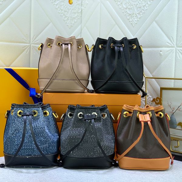 classic high-quality fashion bags new high appearance level leather bucket women bag drawstring silk screen single shoulder bag simple alpha
classic high-quality fashion bags new high appearance level leather bucket women bag drawstring silk screen single shoulder bag simple alpha