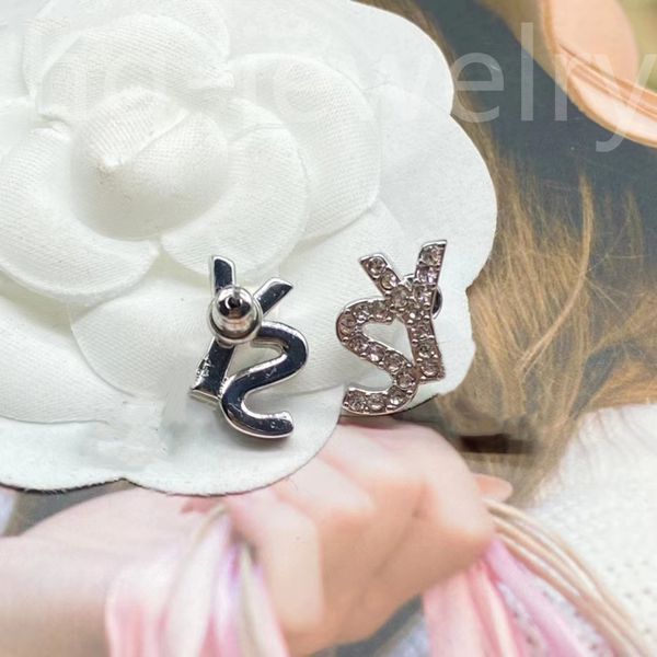 2023 luxury master design earrings, tourist parties,large pearl earrings wedding first fashion jewelry12888, Golden;silver
2023 luxury master design earrings, tourist parties,large pearl earrings wedding first fashion jewelry12888, Golden;silver