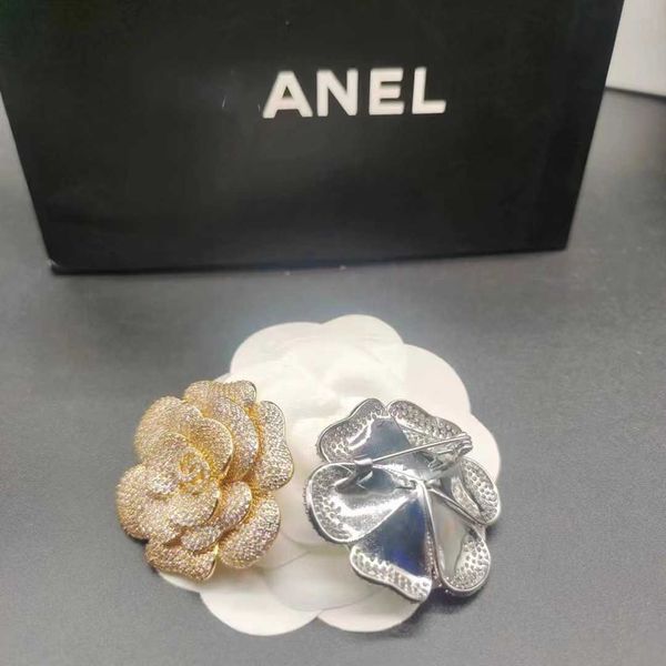 2023 designer xiangxiangjia new camellia classic shape inlaid with diamond metal texture brass material temperament elegant brooch female, Silver
2023 designer xiangxiangjia new camellia classic shape inlaid with diamond metal texture brass material temperament elegant brooch female, Silver