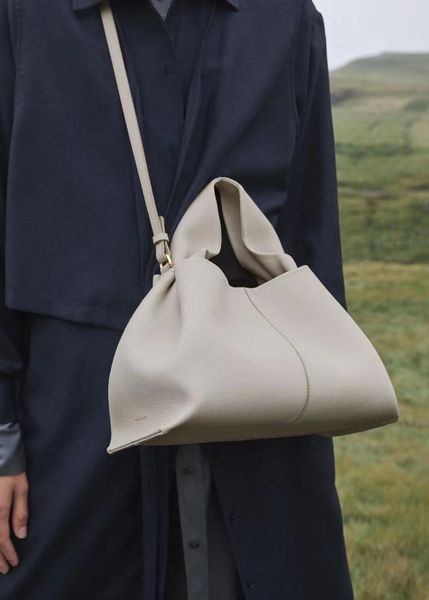 neuf designer women totes bag full-grain textured leather totes handbag dumpling bag layer cowhide hand-held single shoulder messenger
neuf designer women totes bag full-grain textured leather totes handbag dumpling bag layer cowhide hand-held single shoulder messenger