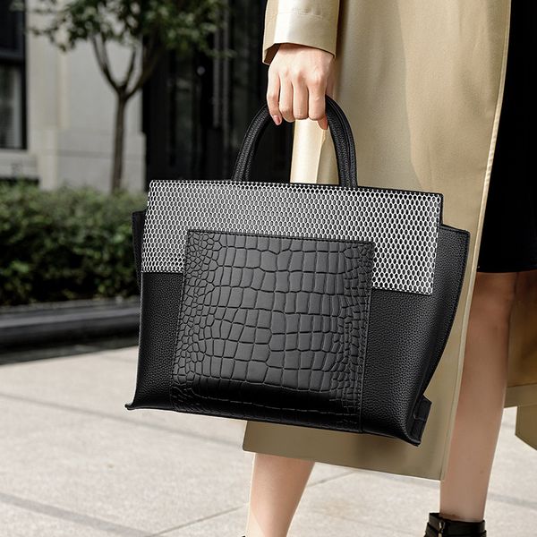 label customization 2022 new large capacity portable womens bag crocodile pattern wings shoulder womens bag material can be ordered
label customization 2022 new large capacity portable womens bag crocodile pattern wings shoulder womens bag material can be ordered