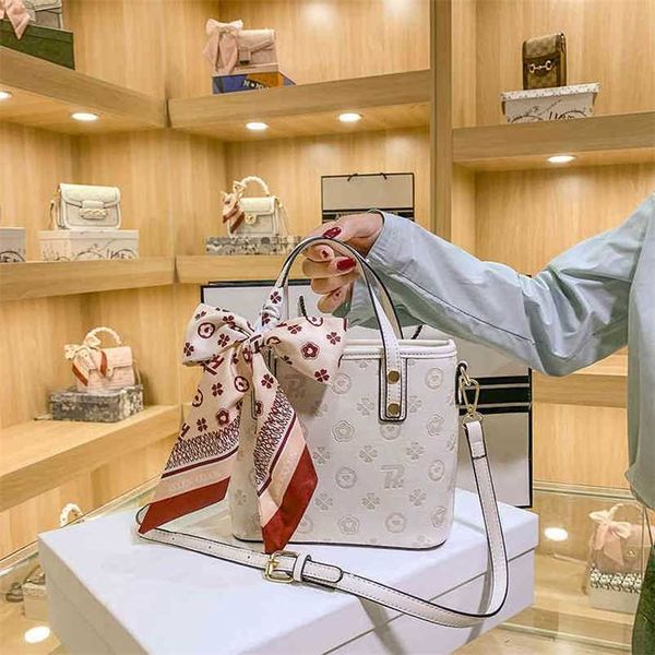 designer bag handbag hands summer red portable single shoulder diagonal bag goods
designer bag handbag hands summer red portable single shoulder diagonal bag goods