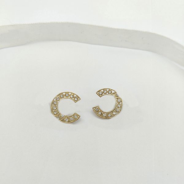 luxury quality charm stud earring with diamond and white color hollow design have box stamp ps7737a, Golden
luxury quality charm stud earring with diamond and white color hollow design have box stamp ps7737a, Golden